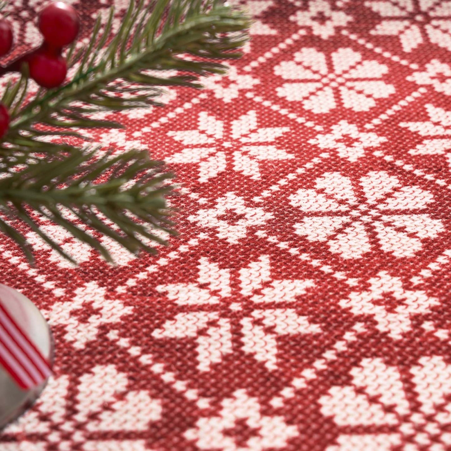 RUGKING Christmas Rug for Entryway Kitchen Knit Inspired Small Holiday Rug for Porch Bathroom Snowflake and Clover Printed Winter Xmas Decor Washable Doormat for Bedroom Non Slip