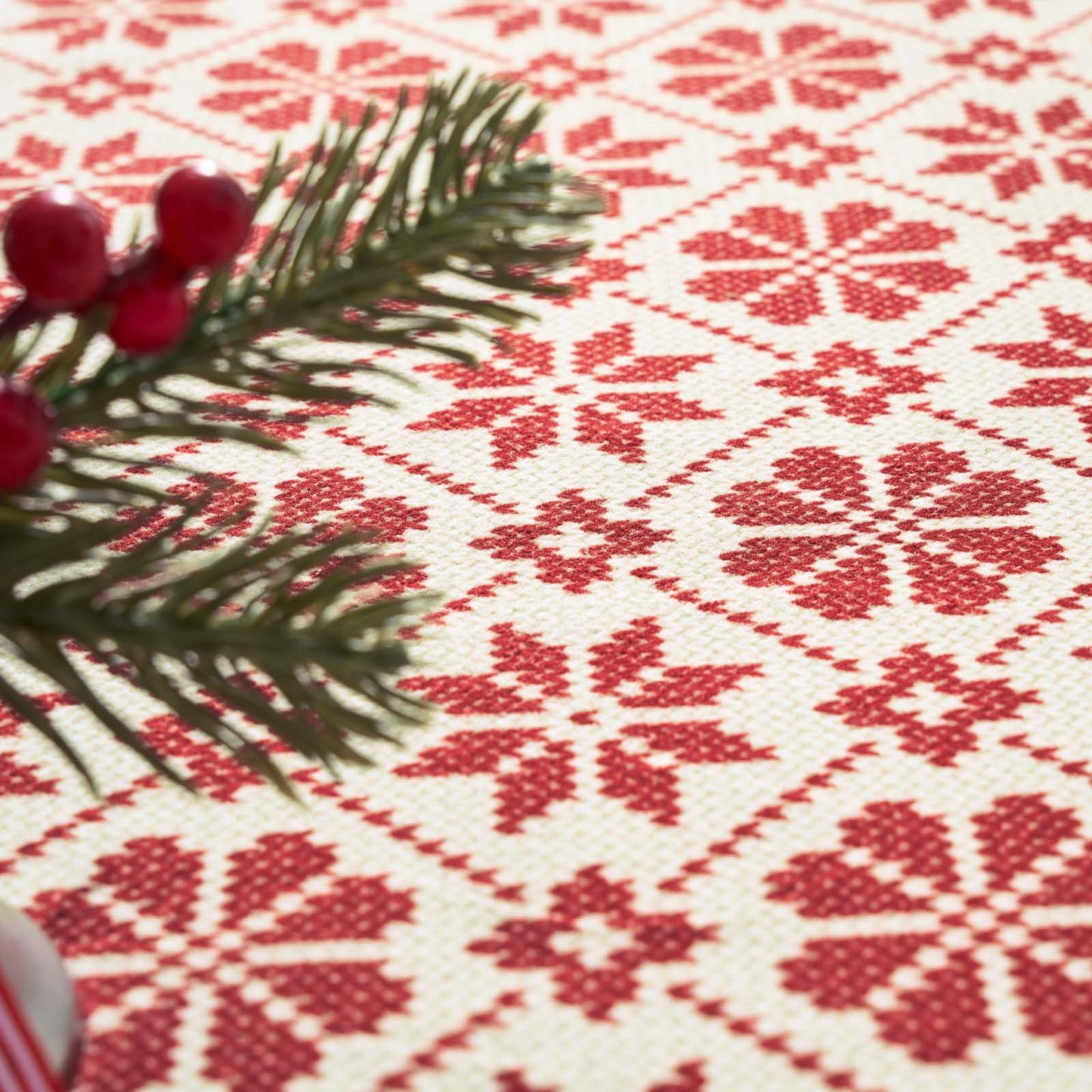 RUGKING Christmas Rug for Entryway Kitchen Knit Inspired Small Holiday Rug for Porch Bathroom Snowflake and Clover Printed Winter Xmas Decor Washable Doormat for Bedroom Non Slip