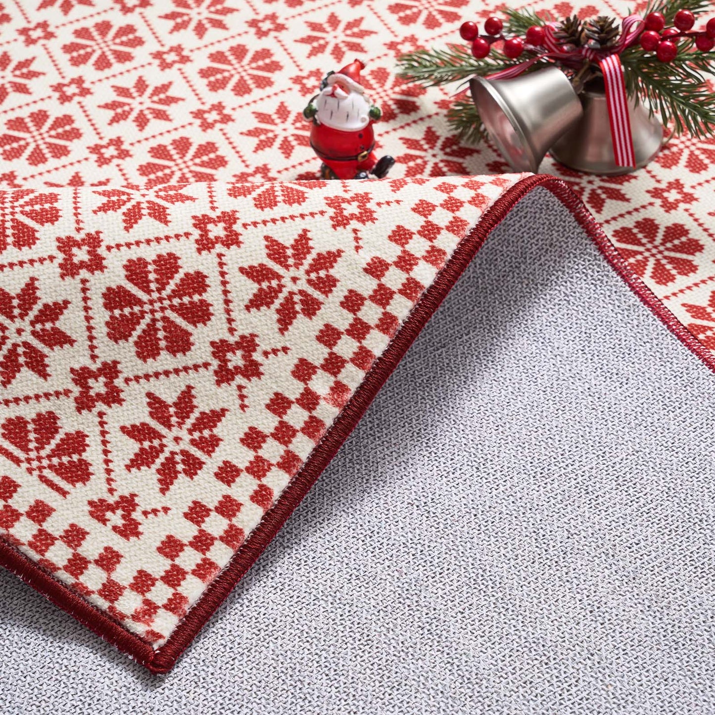 RUGKING Christmas Rug for Entryway Kitchen Knit Inspired Small Holiday Rug for Porch Bathroom Snowflake and Clover Printed Winter Xmas Decor Washable Doormat for Bedroom Non Slip